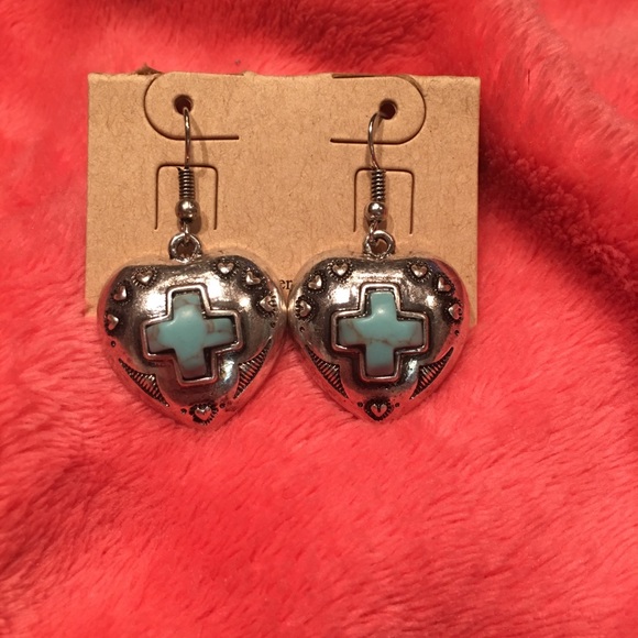 🆕Cute western heart earrings w/Cross NWT - Picture 2 of 5